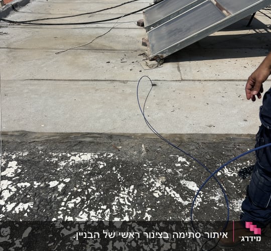 גג עם קולטי שמש וחוטים חשמליים